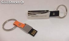 Memoria Usb Slim con llavero en metal cromado y detalles en piel