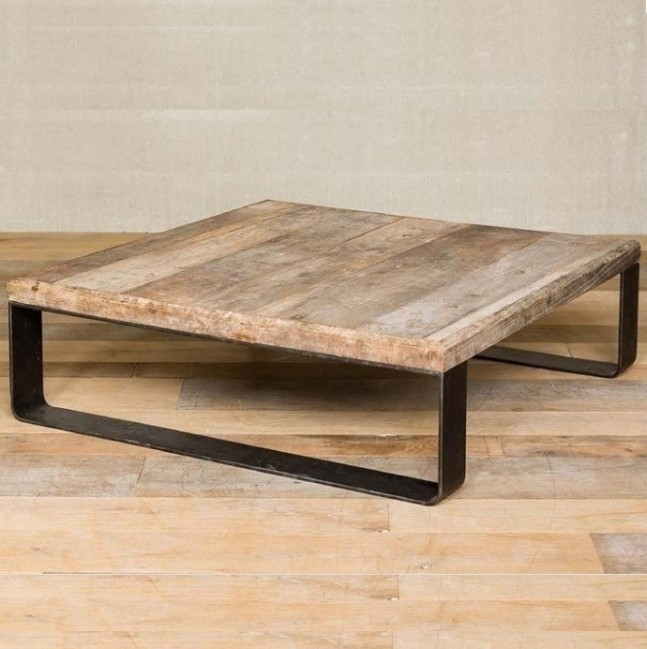 Mesa centro maciza de madera con patas de hierro estilo industrial