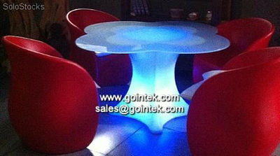 mesa de bar ao ar livre com a luz