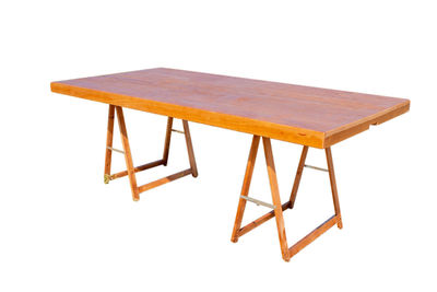 Mesa de madeira de pinho com cavaletes