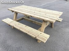 Mesa de madera picnic con bancos