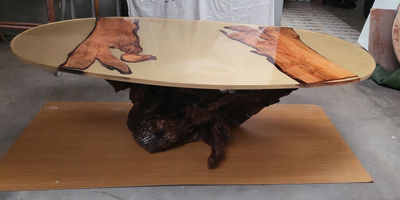 Mesa em resina e madeira natural