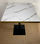 mesa hostelería tablero imitación marmol blanco canto dorado pie hierro negro - 1