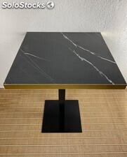 mesa hostelería tablero imitación marmol negro canto dorado pie hierro negro