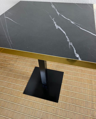 mesa hostelería tablero imitación marmol negro canto dorado pie hierro negro - Foto 2