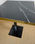 mesa hostelería tablero imitación marmol negro canto dorado pie hierro negro - Foto 2