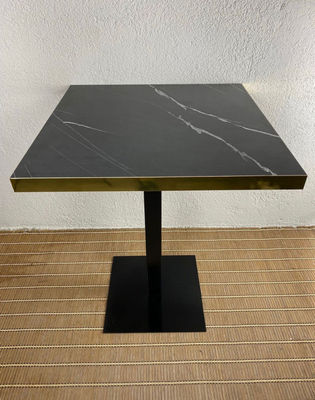 mesa hostelería tablero imitación marmol negro canto dorado pie hierro negro - Foto 3