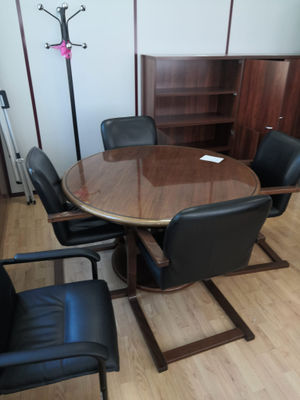 Mesa redonda para reuniones color marrón, mesa para despacho.