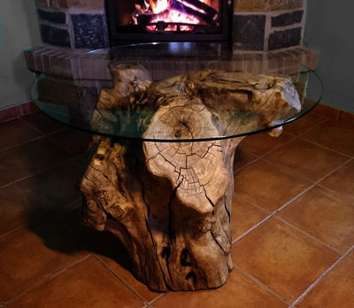 mesa rústica con tronco de olivo centenario