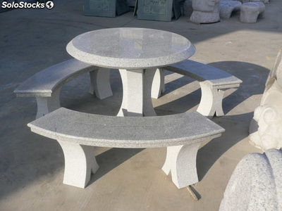 Mesa y bancos de granito para jardín