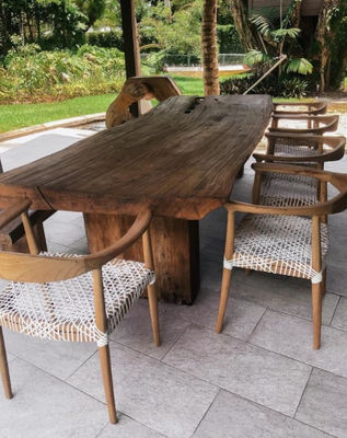 mesa y sillas de jardín