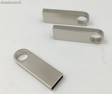 mini clé usb en aluminium argenté comme outil de marquage