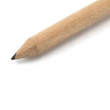 Mini lápiz de madera de acabado natural.