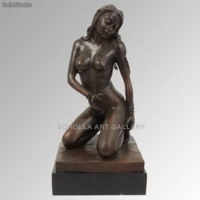 Mujer desnuda arrodillada | bronces en bronce