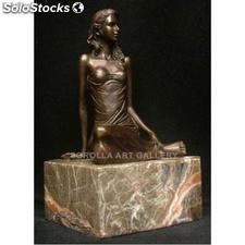 Mujer en camisón de seda sentada | bronces en bronce