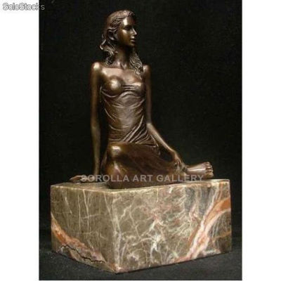 Mujer en camisón de seda sentada | bronces en bronce