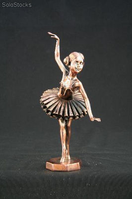 Nena dançarina 2 ouro 23,75 centímetros.