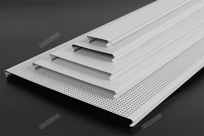 Panel de techo de aluminio sistema de tiras lineales.