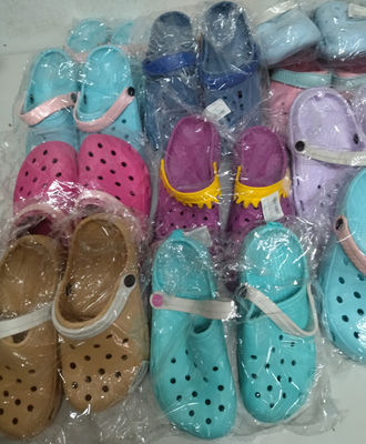 Pantofole tipo crocs assortiti in stock - Foto 2