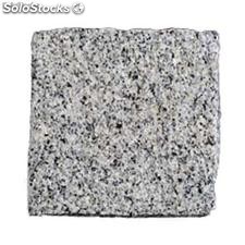 Pave granit grisbleu 1F. bouchardee dessous scie 10x10x4cm (81u./m )