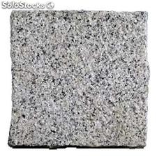Pave granit grisbleu 1F. bouchardee dessous scie 15x15x4cm (39 u./m )