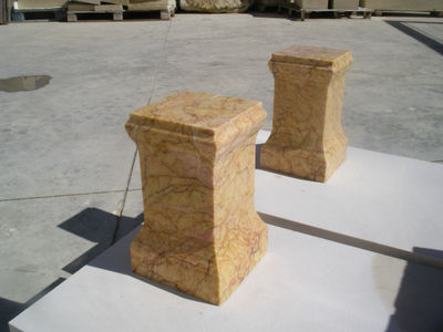 Pedestal de mármol