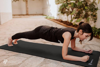 PERPETUAL Esterilla de Yoga y Pilates 10/15mm - Mat Antideslizante - Con Correa - Foto 4