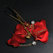 Pinzas para pezones adornadas con perlas y colgantes de hojas de color rojo
