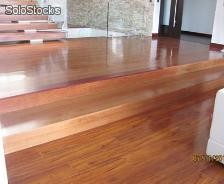 Piso laminado Ciprés natural con escalera de madera maciza