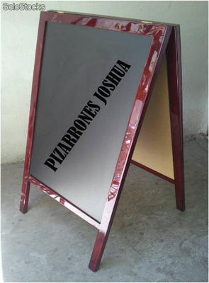 Pizarron doblecara marco de madera y acabado tipo piano.