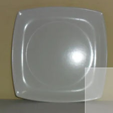 plato trinche de melamina cuadrada 25.5 cms beiges, blancas. 100 pzs.