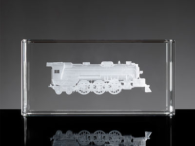 Pociąg 3D wygrawerowany w kryształowej statuetce
