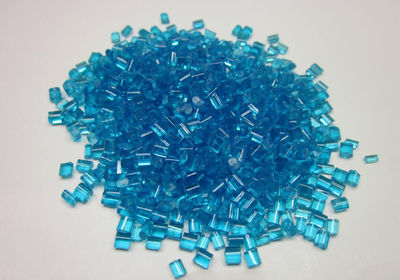 Poliestireno gránulos de color azul transparente