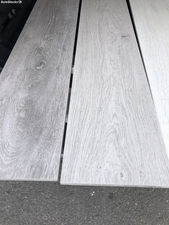 Porcelanato imitando madeira cinza