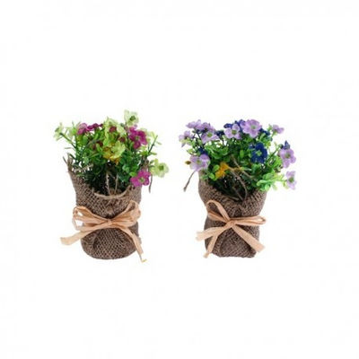 Pots de fleurs avec fleurs artificielles
