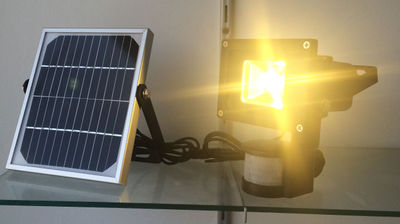 Projecteur 10w LED avec détecteur de présence, batterie, panneau solaire - Photo 2