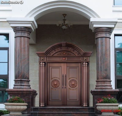 Puerta de bronce, puerta de casa