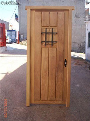 Puerta de madera de iroko