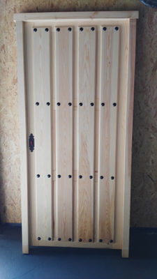 Puerta madera rústica de exterior con clavos