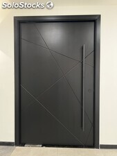puerta pivotante de color negro