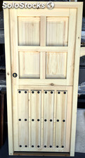 Puerta rústica de madera partida con postigo