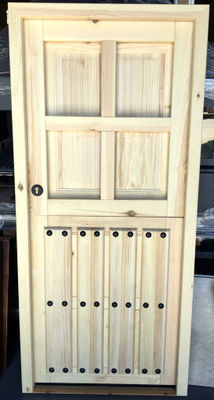 Puerta rústica de madera partida con postigo