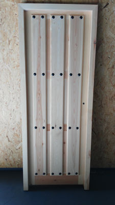 Puerta rústica para interior de madera con clavos