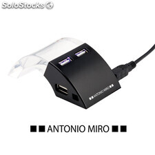 Puerto USB de Antonio Miró de sobrio diseño en combinac