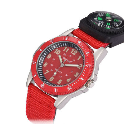 Reloj analogico clasico de color rojo