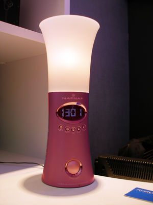 Reloj despertador con radio y lámpara modelo LYS de NAF NAF - Foto 2