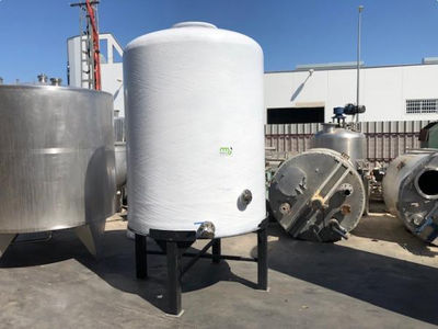 Réservoir en polyester avec capacité de 4 000 litres
