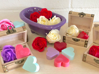 Rosas de jabon perfumada jabon de corazón y Baul de madera Detalles para Bodas - Foto 3