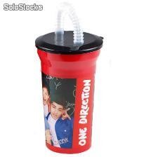 rote Tasse mit Stroh One Direction