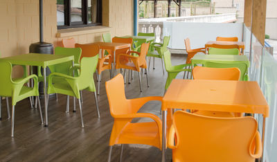 Silla para Terraza Bar de Resina Naranja con Patas de Aluminio y Reposabrazos - Foto 3
